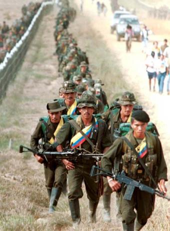 CHILENOS...LAS FARC SE LOS QULIO! cam ARAUCO MALLECO! Farc_marcha.jpg